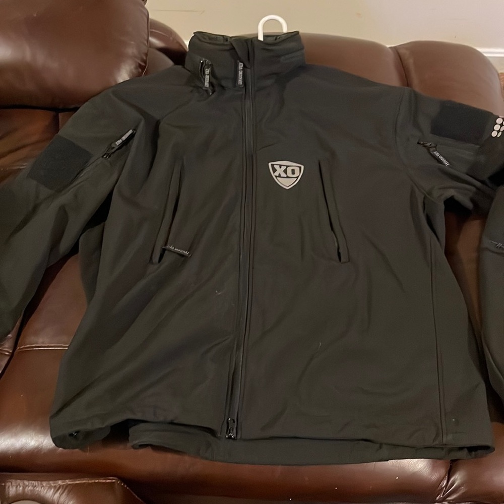 Men's windbreaker, for tall men or women.